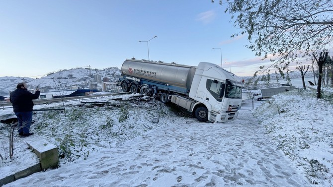 rizede-buzlanma-nedeniyle-kayan-tir-bariyerlere-carparak-yoldan-cikti-6.jpg