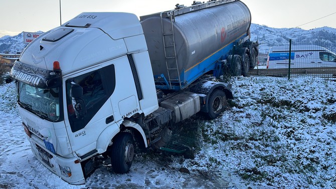rizede-buzlanma-nedeniyle-kayan-tir-bariyerlere-carparak-yoldan-cikti-8.jpg