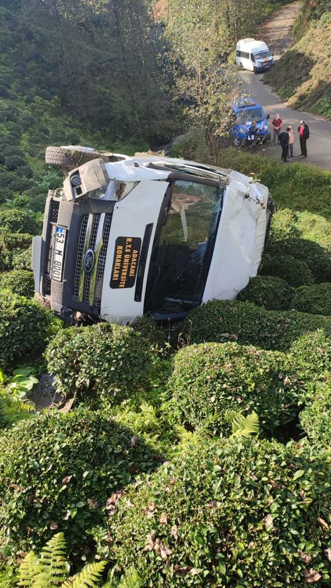 rizede-cay-bahcesine-devrilen-minibusteki-3-kisi-yaralandi.jpg