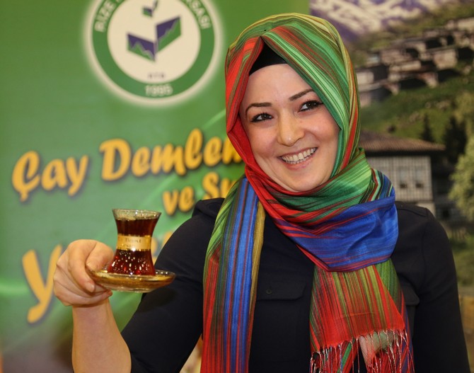 rizede-cay-demleme-ve-sunum-yarismasinda-dereceye-girenler-odullendirildi-(4)-001.jpg