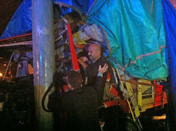 rizede-cay-yuklu-kamyon-direge-carpti.jpg rizede-cay-yuklu-kamyon-direge-carpti.jpg