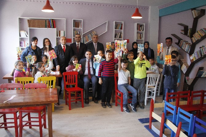 rizede-cayeli-anadolu-lisesi-tarafindan-ilcedeki-koy-okullarinda-okumayi-ogrenen-ogrencilere-okuma-kitaplari-hediye-ediliyor-(5).jpg