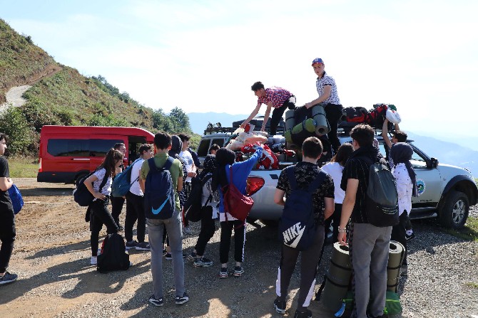 rizede-cayeli-doga-sporlari-ihtisas-kulubunce-hayata-gecirilen-mavi-yesil-projesi-kapsaminda-lise-ogrencileri-kuspa-tepesinde-cadir-kurarak-kamp-yapti-(1).jpg