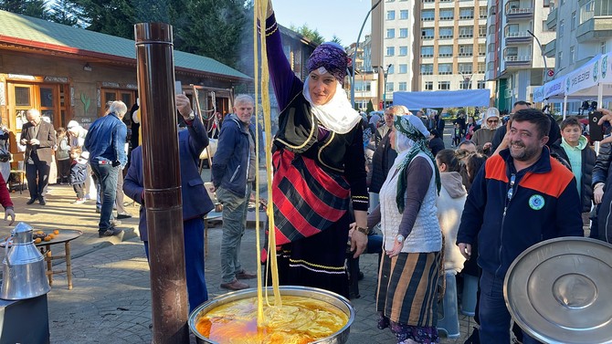rizede-cayeli-kultur-doga-ve-gastronomi-festivali-kapsaminda-yoresel-yemek-yarismasi-duzenlendi-4.jpg