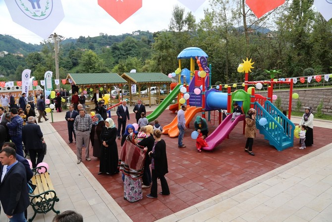 rizede-cocuklar-icin-yapilan-oyun-parki-hizmete-acildi-(12).jpg