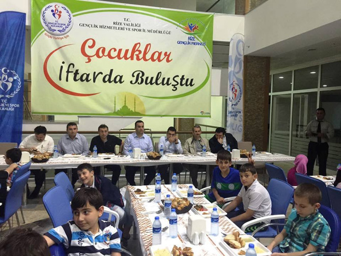rizede-cocuklar-iftarda-bulustu1.jpg