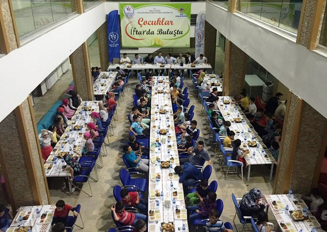 rizede-cocuklar-iftarda-bulustu3.jpg