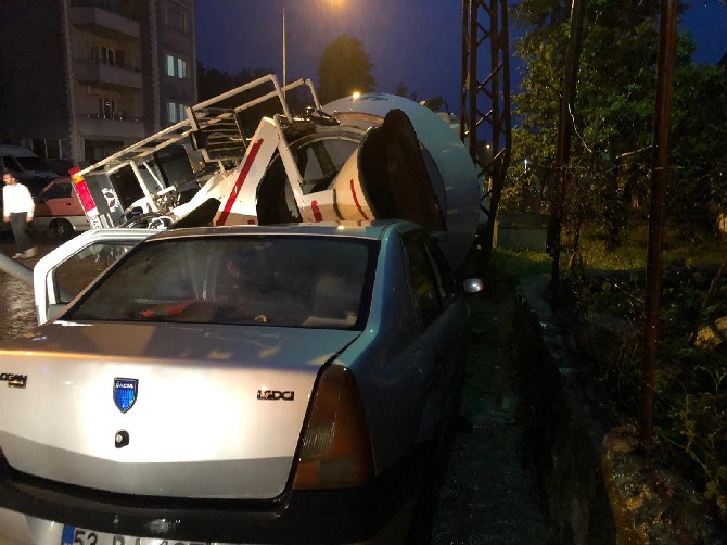 rizede-coken-yoldaki-beton-mikseri-otomobilin-uzerine-devrildi-2.jpg