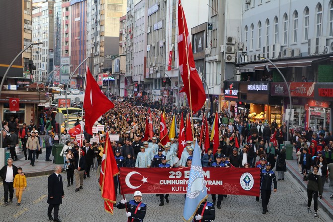 rizede-cumhuriyetin-kurulusunun-99-yildonumu-ve-29-ekim-cumhuriyet-bayrami-coskuyla-kutlandi-6.jpg
