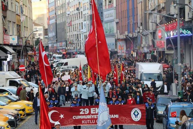 rizede-cumhuriyetin-kurulusunun-99-yildonumu-ve-29-ekim-cumhuriyet-bayrami-coskuyla-kutlandi-8.jpg