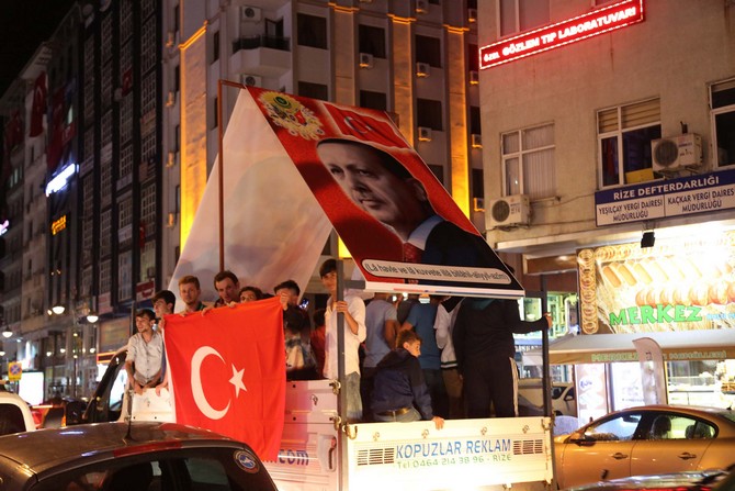 rizede-demokrasi-nobetinde-fetonun-darbe-girisimine-tepkiler-devam-ediyor-(10).jpg