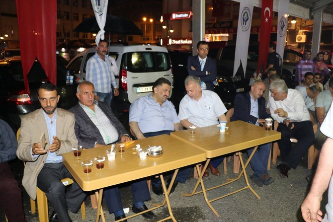 rizede-demokrasi-nobetinde-fetonun-darbe-girisimine-tepkiler-devam-ediyor-(7).jpg