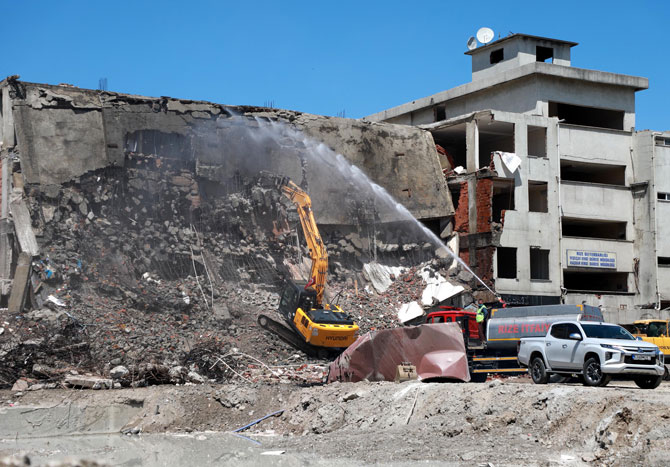 rizede-deniz-dolgusu-uzerine-insa-edilen-binalarin-yikiminda-sona-gelindi-(6).jpg