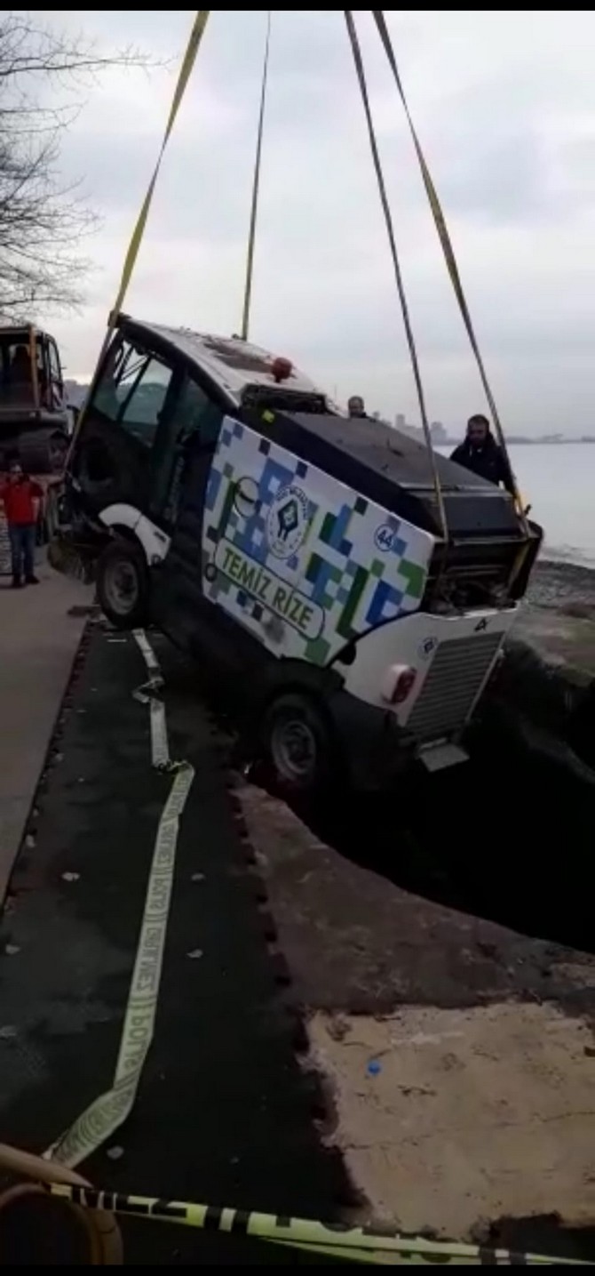 rizede-deniz-dolgusundaki-beton-yarilinca-arac-icerisine-dustu-4.jpg