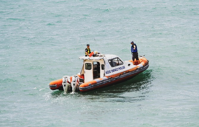 rizede-denizde-kaybolan-vatandas-icin-baslatilan-arama-calismalari-guclukle-devam-ediyor-4.jpg
