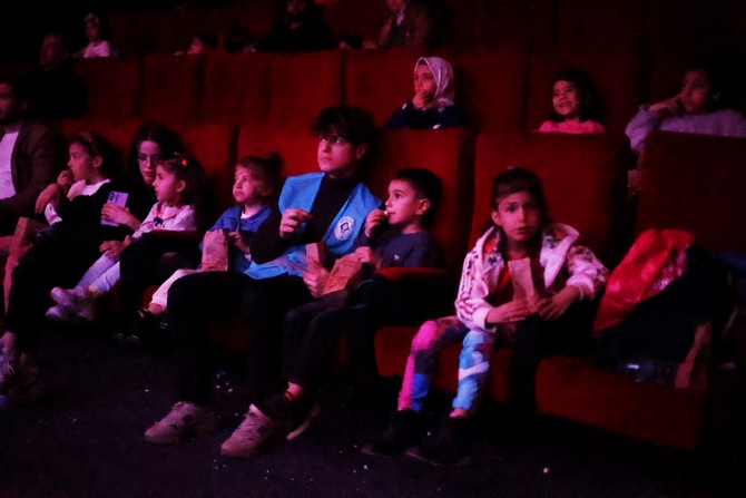 rizede-depremzede-cocuklar-icin-sinema-etkinligi-duzenlendi-1.jpg