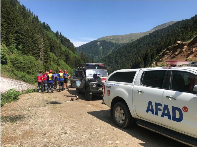 rizede-dereye-dusen-ummanli-turisti-arama-calismalari-suruyor-1.jpg