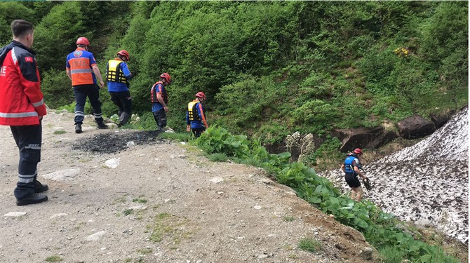 rizede-dereye-dusen-ummanli-turisti-arama-calismalari-suruyor-2.jpg