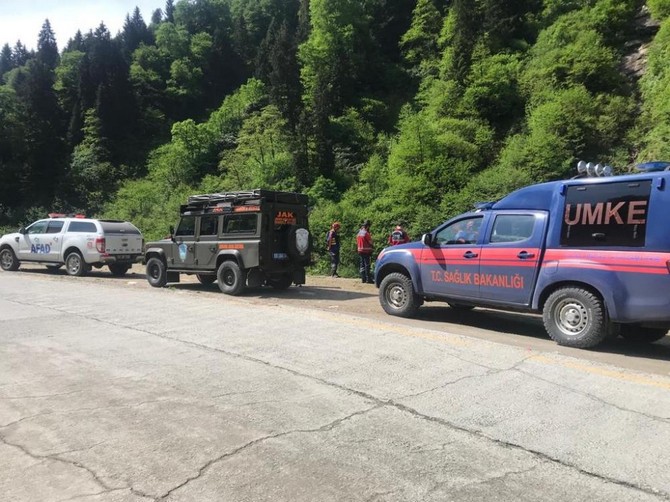 rizede-dereye-dusen-ummanli-turisti-arama-calismalari-suruyor-5-001.jpg