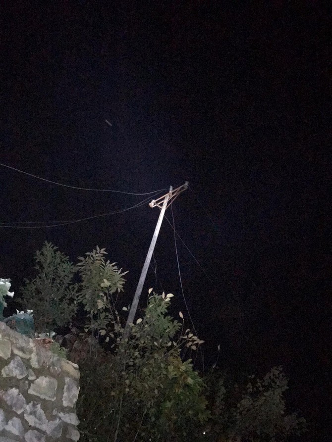 rizede-dikkatsiz-bir-sekilde-agac-kesimi-yapan-vatandaslarin-kestikleri-agac-enerji-nakil-hatlarinin-uzerine-devrilince-belde-elektriksiz-kaldi.--(8).jpg