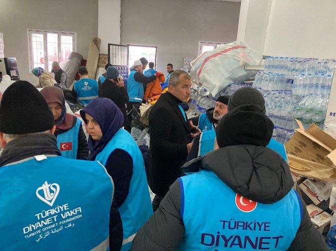 rizede-din-gorevlileri-ve-kuran-kursu-ogreticilerinden-olusan-57-kisilik-gonullu-ekip-kahramanmaras-merkezli-depremlerden-etkilenen-10-il-arasinda-yer-alan-osmaniyede-calismalara-destek-veriyor-15.jpg