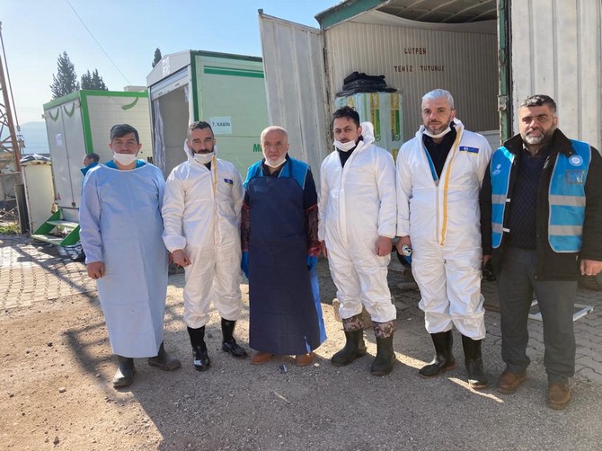 rizede-din-gorevlileri-ve-kuran-kursu-ogreticilerinden-olusan-57-kisilik-gonullu-ekip-kahramanmaras-merkezli-depremlerden-etkilenen-10-il-arasinda-yer-alan-osmaniyede-calismalara-destek-veriyor-26.jpg