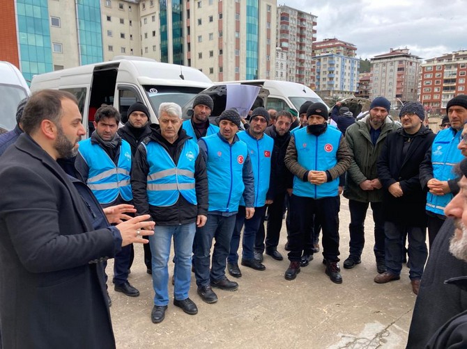 rizede-din-gorevlileri-ve-kuran-kursu-ogreticilerinden-olusan-57-kisilik-gonullu-ekip-kahramanmaras-merkezli-depremlerden-etkilenen-10-il-arasinda-yer-alan-osmaniyede-calismalara-destek-veriyor-28.jpg