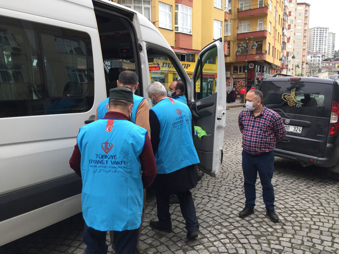 rizede-din-gorevlilerinden-olusan-turkiye-diyanet-vakfi-gonulleri,-iyilik-goturmek-uzere-idlib’e-hareket-etti.-(3).jpg