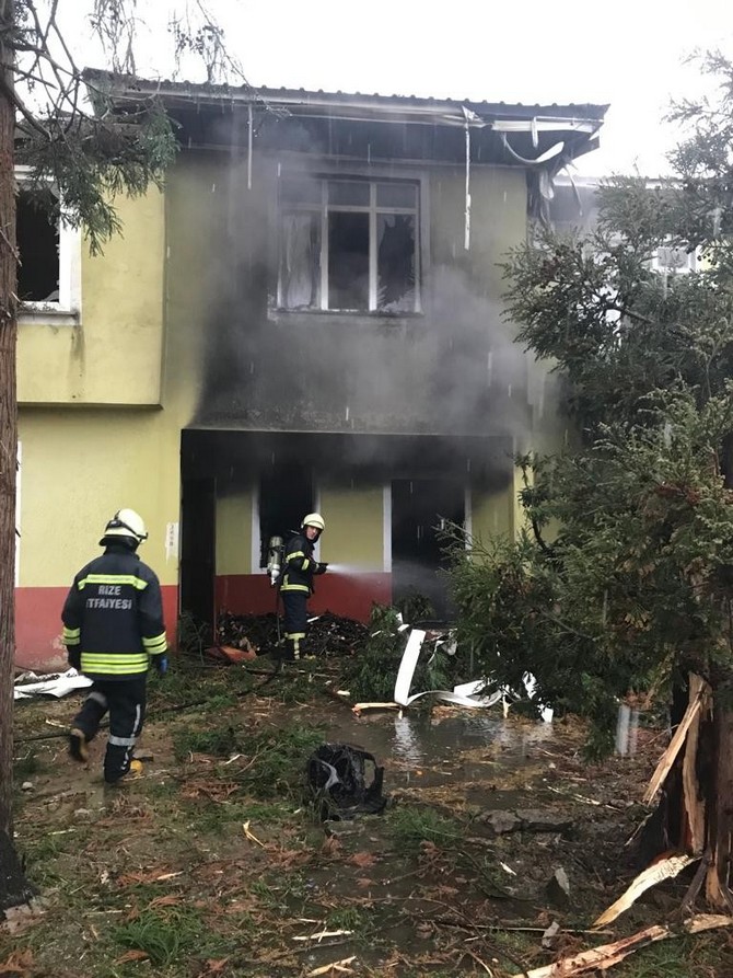 rizede-dusen-yildirim-evlere-zarar-verdi-3.jpg
