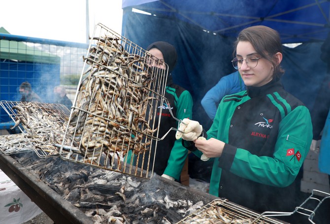 rizede-duzenlenen-hamsi-festivalinde-25-ton-hamsi-ikram-edildi-1.jpg