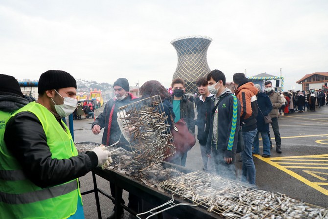 rizede-duzenlenen-hamsi-festivalinde-25-ton-hamsi-ikram-edildi-10.jpg