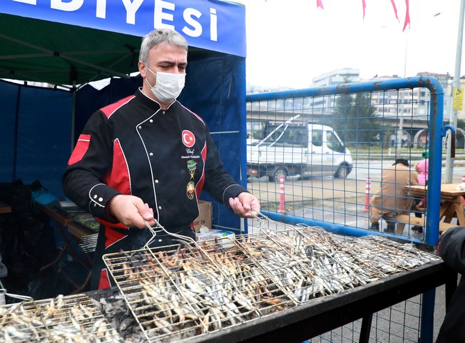 rizede-duzenlenen-hamsi-festivalinde-25-ton-hamsi-ikram-edildi-11.jpg