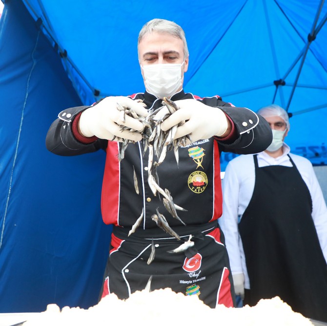 rizede-duzenlenen-hamsi-festivalinde-25-ton-hamsi-ikram-edildi-12.jpg