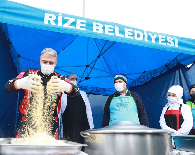 rizede-duzenlenen-hamsi-festivalinde-25-ton-hamsi-ikram-edildi-13.jpg