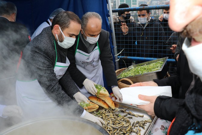 rizede-duzenlenen-hamsi-festivalinde-25-ton-hamsi-ikram-edildi-14-001.jpg