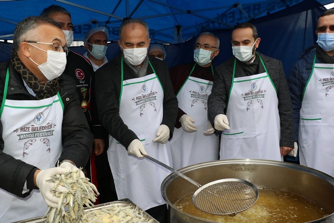 rizede-duzenlenen-hamsi-festivalinde-25-ton-hamsi-ikram-edildi-5-001.jpg