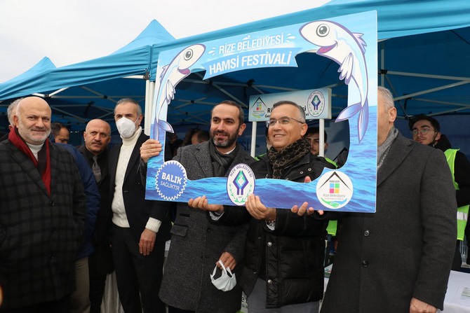 rizede-duzenlenen-hamsi-festivalinde-25-ton-hamsi-ikram-edildi-8-001.jpg