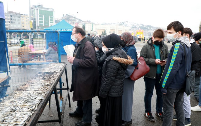 rizede-duzenlenen-hamsi-festivalinde-25-ton-hamsi-ikram-edildi-8.jpg