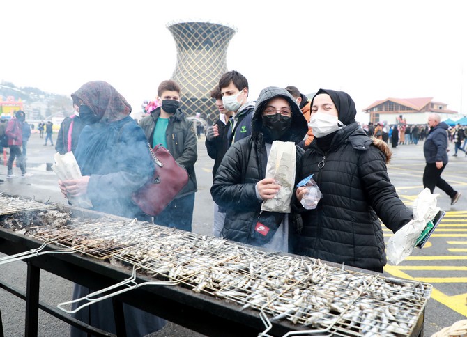 rizede-duzenlenen-hamsi-festivalinde-25-ton-hamsi-ikram-edildi-9.jpg