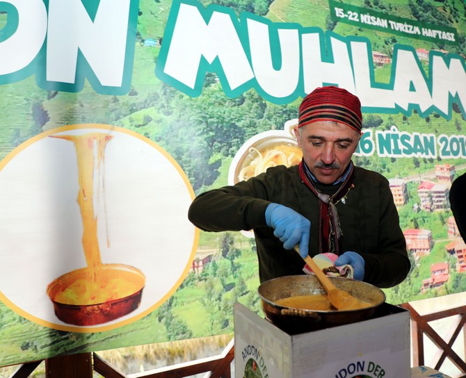 rizede-duzenlenen-muhlama-yarismasina-katilan-misafirler,-400-tava-muhlamayi-kisa-surede-tuketti-(1).jpg