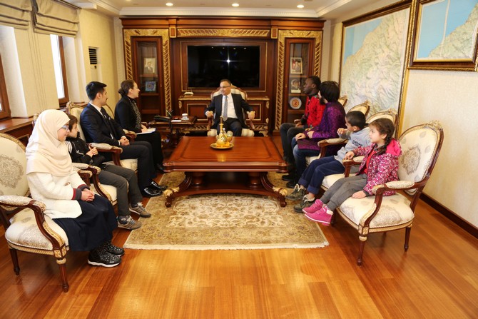 rizede-egitim-goren-bir-grup-yabanci-ogrenci,-il-goc-idaresi-mudur-vekili-serap-aydin-ile-birlikte-rize-valisi-kemal-ceberi-makaminda-ziyaret-etti-(2).jpg