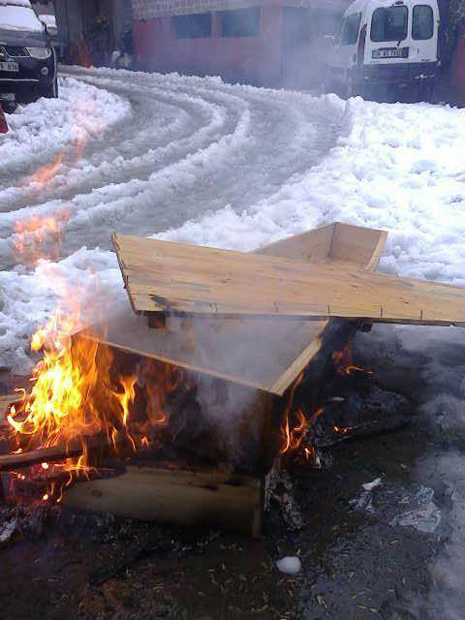 rizede-elektrik-kesintisine-tepki-olarak-tabut-yaktilar-1.jpg rizede-elektrik-kesintisine-tepki-olarak-tabut-yaktilar-1.jpg