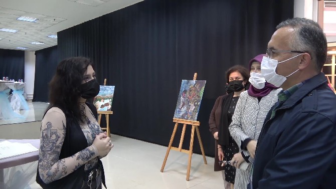 rizede-elif-nur-turut-pandemi-doneminde-yaptigi-resimleri-sergiledi-satilan-tablolarin-gelirlerini-ise-madde-bagimliligi-ile-mucadele-icin-yesilaya-bagisladi-1.jpg