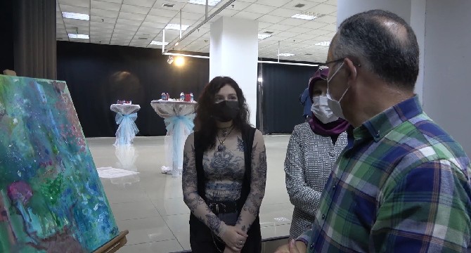 rizede-elif-nur-turut-pandemi-doneminde-yaptigi-resimleri-sergiledi-satilan-tablolarin-gelirlerini-ise-madde-bagimliligi-ile-mucadele-icin-yesilaya-bagisladi-2.jpg