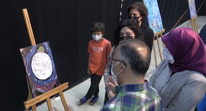 rizede-elif-nur-turut-pandemi-doneminde-yaptigi-resimleri-sergiledi-satilan-tablolarin-gelirlerini-ise-madde-bagimliligi-ile-mucadele-icin-yesilaya-bagisladi-3.jpg