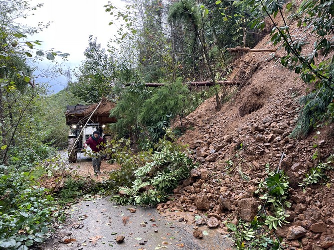 rizede-etkili-yagisin-ardindan-meydana-gelen-heyelanda-2-koy-yolu-ulasima-kapandi-4.jpg