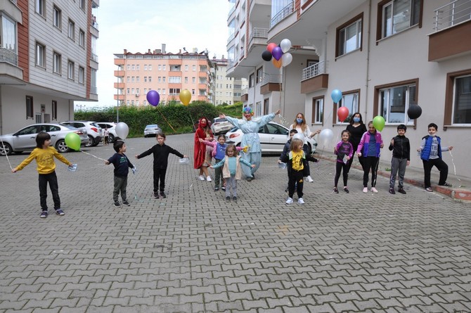rizede-evden-cikamayan-cocuklara-palyacolu-surpriz-(1).jpg
