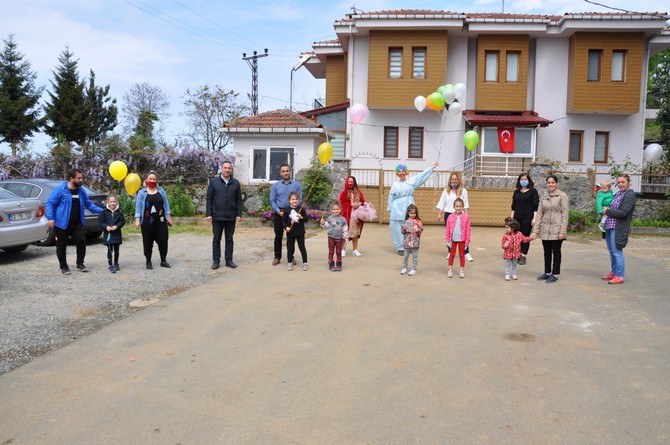 rizede-evden-cikamayan-cocuklara-palyacolu-surpriz-(2).jpg