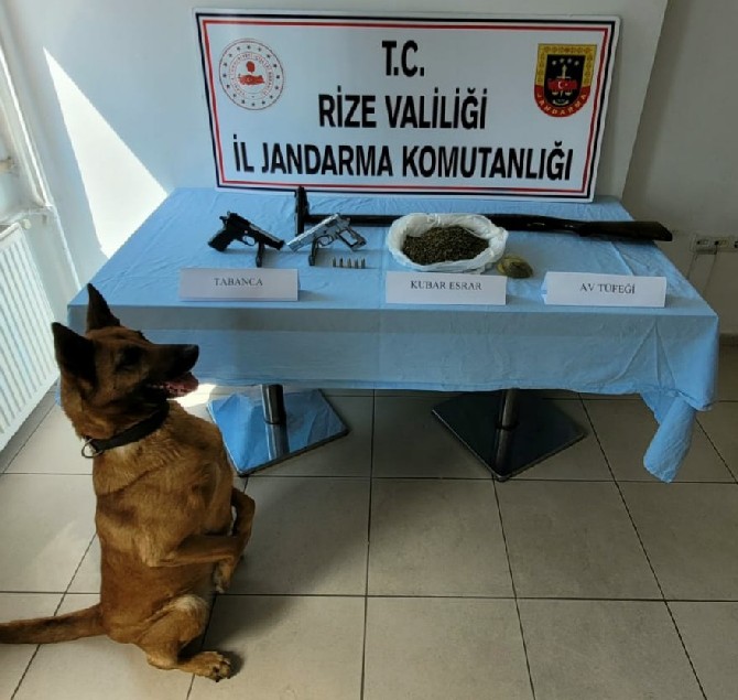 rizede-evinde-ruhsatsiz-4-silah-ve-uyusturucu-bulunan-kisi-gozaltina-alindi-2.jpg