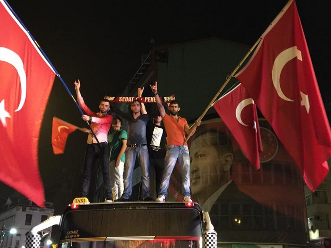 rizede-fetonun-darbe-girisimine-protestolar-suruyor-(1).jpg
